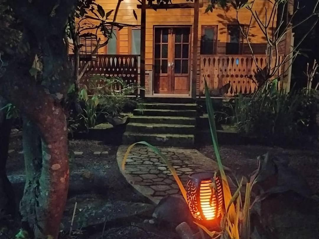 Bata Merah Homestay Banyuwangi  Luaran gambar